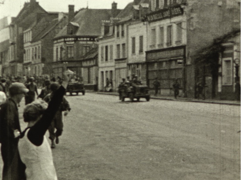 Photogramme tiré du film : "Occupation - Libération de Conches" - P. Le Bihan 